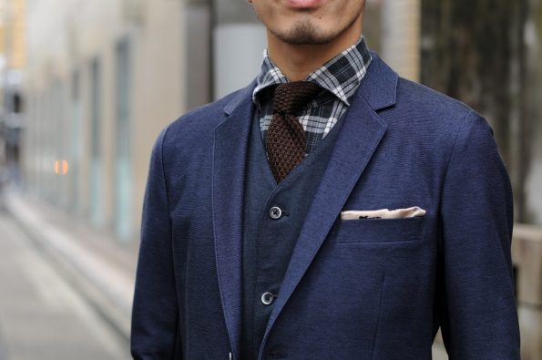 アズーロエマローネ