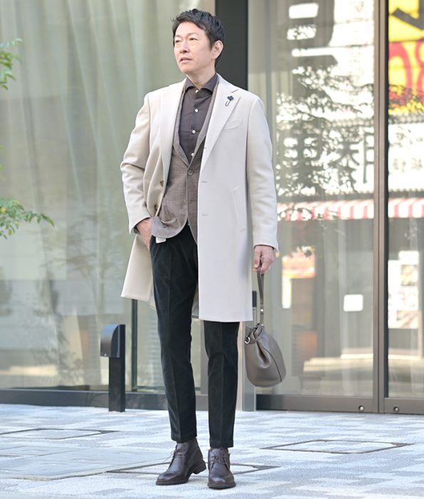 ブラウンシャツを合わせた40代50代向けベージュチェスターコートスタイル ジャンネット