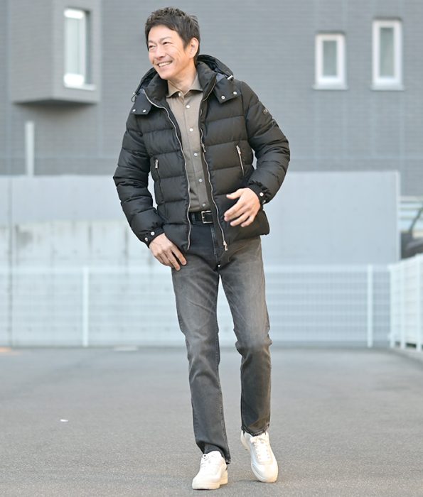 フィナモレのカジュアルシャツを合わせた40代50代向けダウンジャケットコーデ
