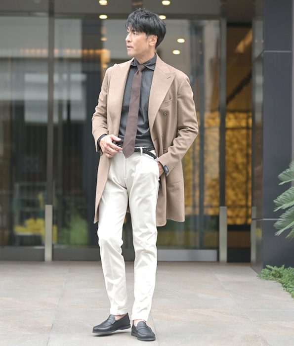 チャコールグレーのシャツを合わせた40代50代向けキャメルチェスターコートスタイル フィナモレ