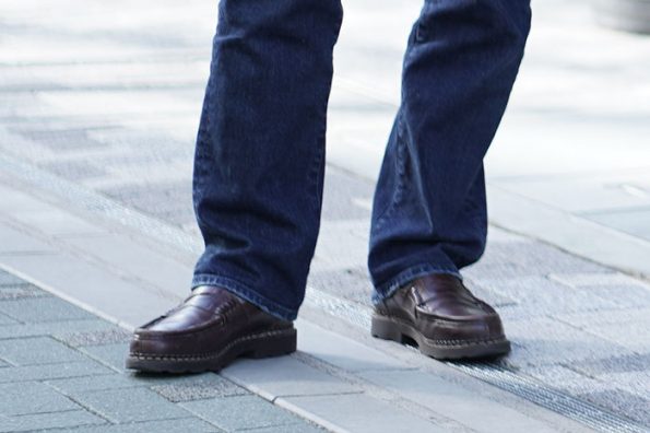 デニムに合わせる革靴