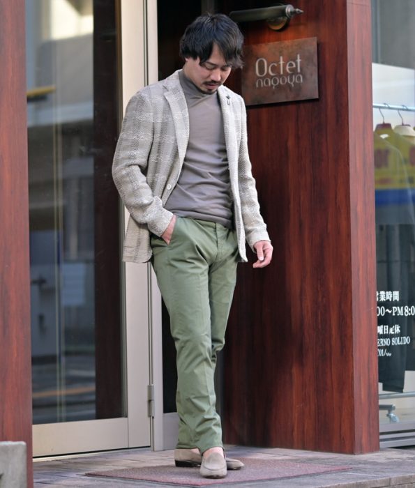 カーキパンツ メンズコーデ
