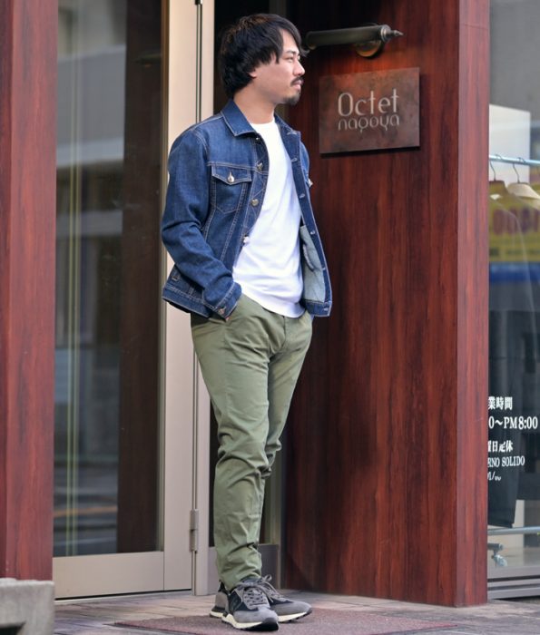 カーキパンツ メンズコーデ