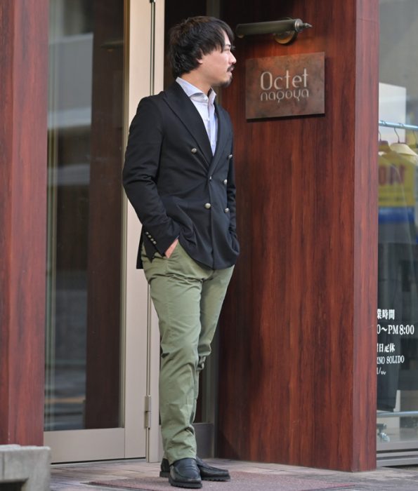 カーキパンツ メンズコーデ