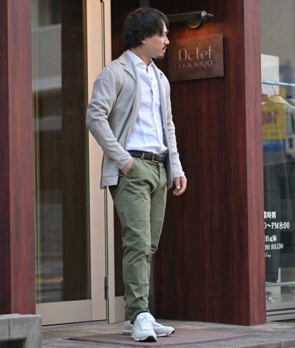カーキパンツ メンズコーデ