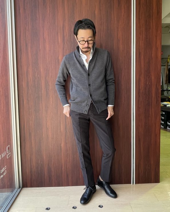 チャコールグレー