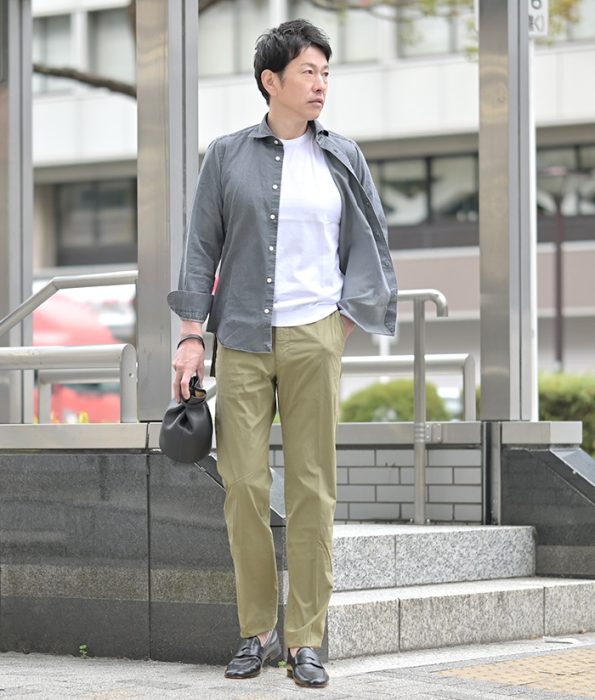 カーキパンツ メンズコーデ