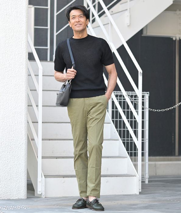 カーキパンツ メンズコーデ