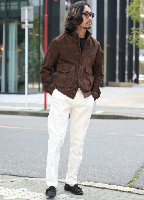 白パンツ着こなし例、ドライビングブルゾン×ホワイトチノスラ