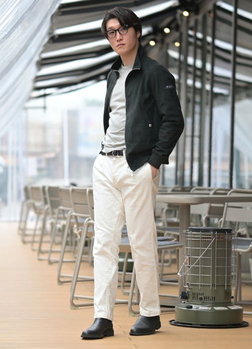 白パンツ着こなし例、フライトジャケット×ホワイトチノスラ