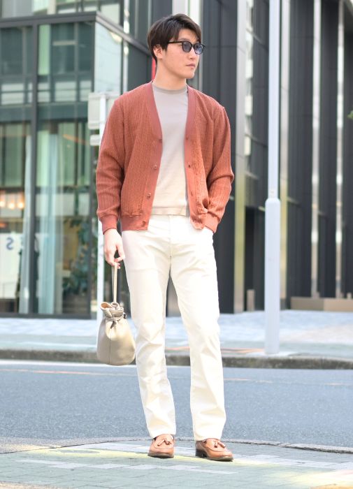 白パンツ着こなし例、色物カーディガン×ホワイトデニム