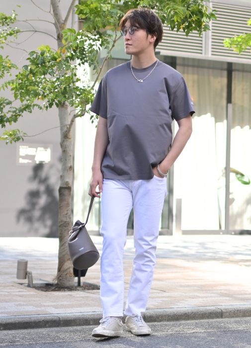 白パンツ着こなし例、カットソー×ホワイトデニム