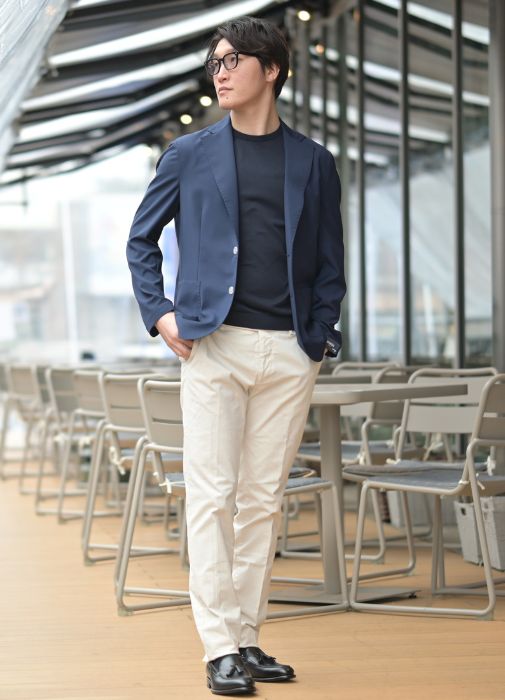 白パンツ着こなし例、カジュアルジャケット×ホワイトチノ