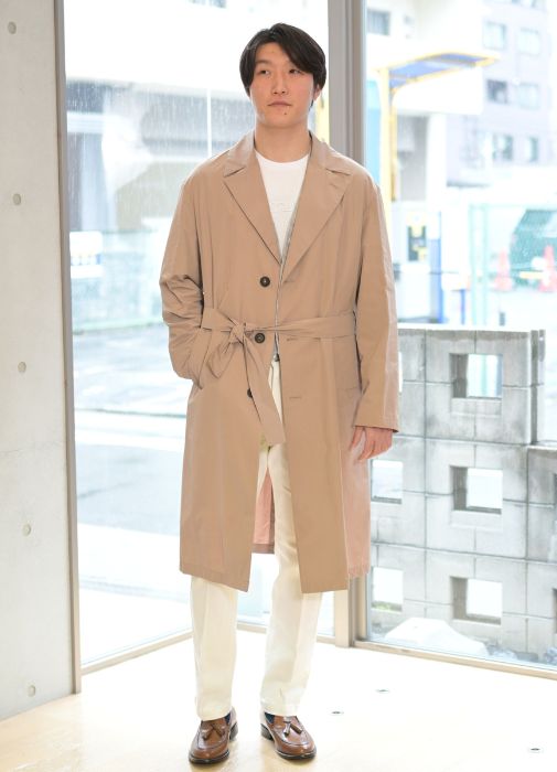 白パンツ着こなし例、ベージュトレンチ×ホワイトデニムスラックス