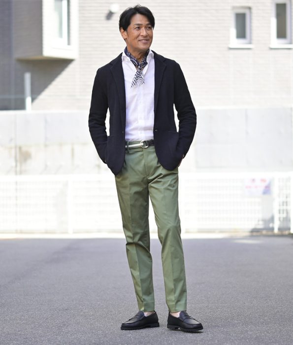 ジャンネットの白綿麻リネンシャツと黒ニットジャケットのジャケパンスタイル