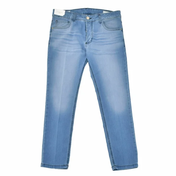 アントレアミのライトブルースリムテーパードデニムパンツの美しいシルエット