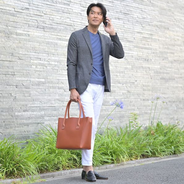 フェリージのレザートートバッグを使用したコーディネート