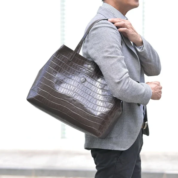 フェリージのクロコ型押しのトートバッグ