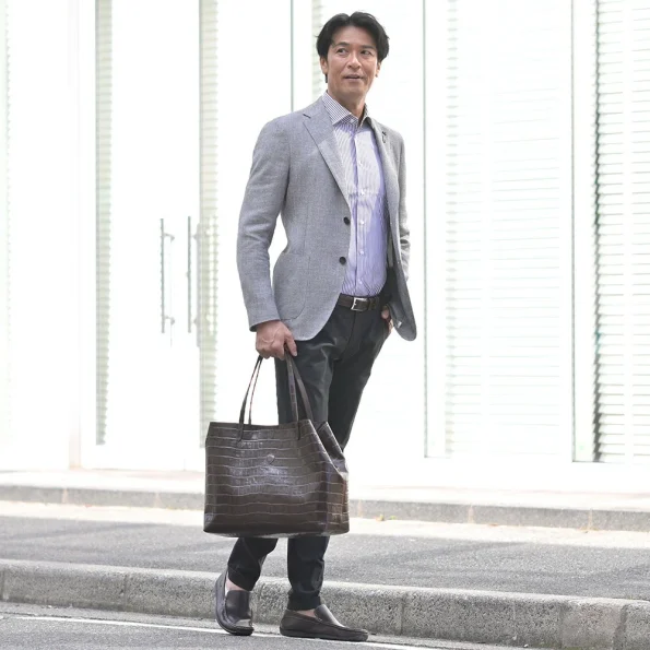 フェリージのクロコ型押しのトートバッグを使用したコーディネート