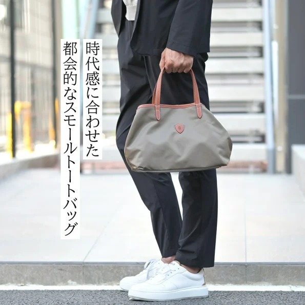 時代感に合わせた都会的なフェリージのミニトートバッグ