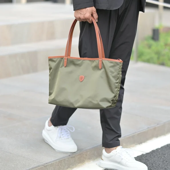 時代感に合わせた都会的なフェリージのミニトートバッグ