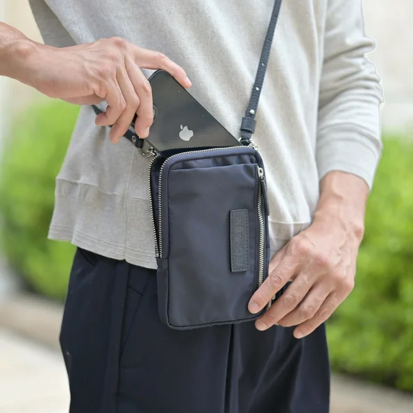 フェリージのナイロンサコッシュ