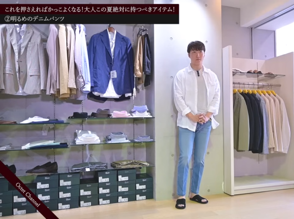 ホワイトリネンシャツに淡色デニムパンツを組み合わせた、爽やかな夏のスタイリング