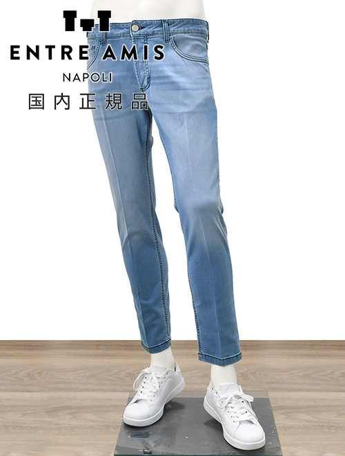 アントレアミのライトブルースリムテーパードデニムパンツの美しいシルエット