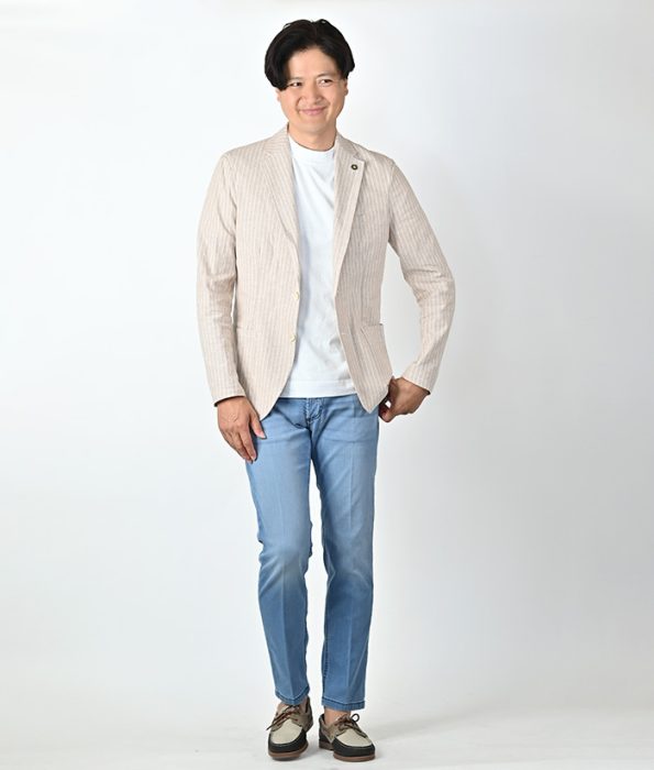 アントレアミのライトブルースリムテーパードデニムを使用した夏の大人コーデ