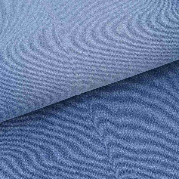 洗いざらしの風合いが活きたライトブルーのデニムパンツ