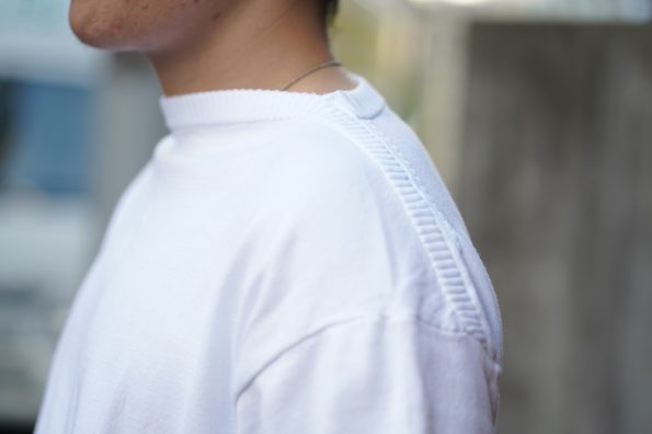 KANELL カネルのメンズの 半袖ニットソー バスクシャツ やサマーセーターとも言う モデルは ISOLDE イソルデ ボートネック で色は白　ホワイト 無地 オーガニックコットンを使用 サイズ感はボックスシルエットです 