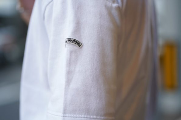 KANELL カネルのメンズの 半袖ニットソー バスクシャツ やサマーセーターとも言う モデルは ISOLDE イソルデ ボートネック で色は白　ホワイト 無地 オーガニックコットンを使用 サイズ感はボックスシルエットです 