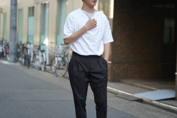 KANELL カネルのメンズの 半袖ニットソー バスクシャツ やサマーセーターとも言う モデルは ISOLDE イソルデ ボートネック で色は白 ホワイト 無地 を一枚で黒いパンツとコーディネートした写真です