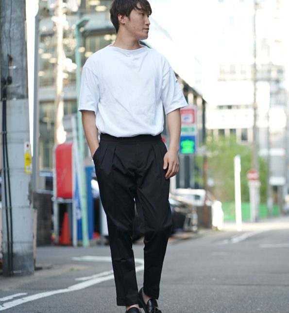 KANELL カネルのメンズの 半袖ニットソー バスクシャツ やサマーセーターとも言う モデルは ISOLDE イソルデ ボートネック で色は白　ホワイト 無地 オーガニックコットンを使用 サイズ感はボックスシルエットです 