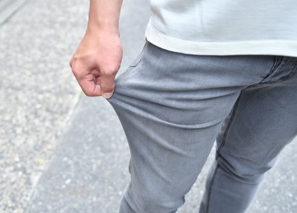 夏用とても伸びるストレッチ生地で、薄手のENTRE AMIS アントレアミ のブラックウォッシュ加工のデニムパンツ