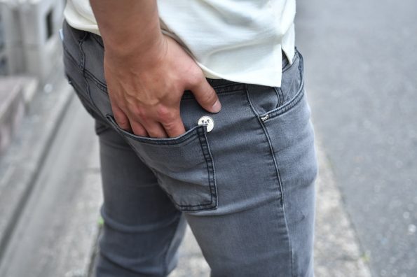 夏用の薄手の生地で、ENTRE AMIS アントレアミ のブラックウォッシュ加工のデニムパンツのポケット部分