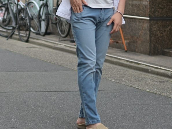 アントレアミ ENTRE AMISのライトオンスでスリムテーパードデニムパンツ メンズの 8177モデルでかなりストレッチ素材で、色はブルーでウォッシュでクロップド丈と短め