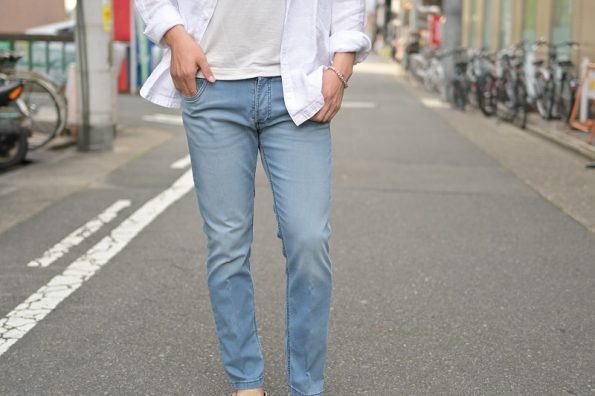 アントレアミ ENTRE AMISのライトオンスでスリムテーパードデニムパンツ メンズの 8177モデルでかなりストレッチ素材で、色はブルーでウォッシュでクロップド丈と短め