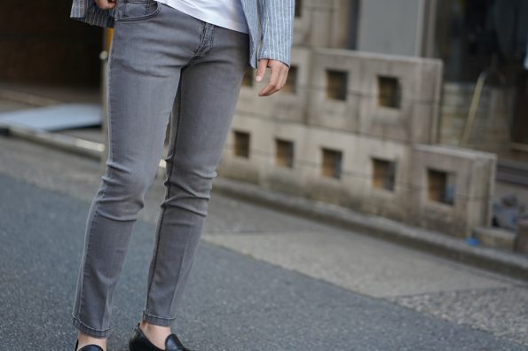 アントレアミ ENTRE AMISのライトオンスでスリムテーパードデニムパンツ メンズの 8177モデルでかなりストレッチ素材で、色はブラックウォッシュでクロップド丈と短め