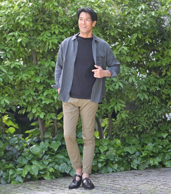 KANELL カネルのメンズの 半袖ニットソー バスクシャツ やサマーセーターとも言う モデルは ISOLDE イソルデ ボートネック で色は黒 ブラック 無地 をインナーにシャツを羽織ったコーディネート写真です