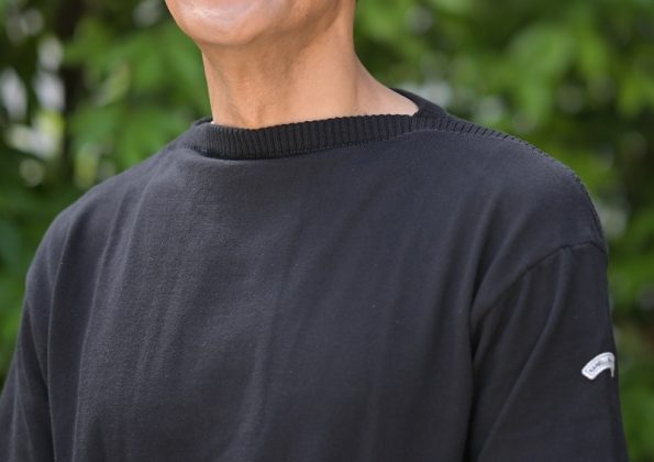 KANELL カネルのメンズの 半袖ニットソー バスクシャツ やサマーセーターとも言う モデルは ISOLDE イソルデ ボートネック で色は黒 ブラック 無地 オーガニックコットンを使用 サイズ感はボックスシルエットです 