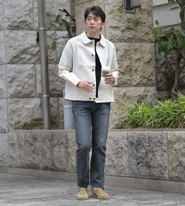 KANELL カネルのメンズの 半袖ニットソー バスクシャツ やサマーセーターとも言う モデルは ISOLDE イソルデ ボートネック で色は黒 ブラック 無地 をインナーにジャケットを羽織ったコーディネート写真です