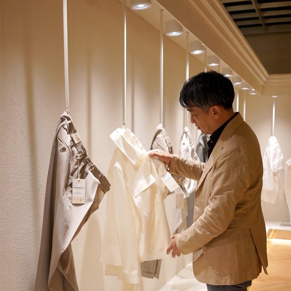 2025SSのトレンドである、シャツジャケットをベースとしたセットアップアイテム