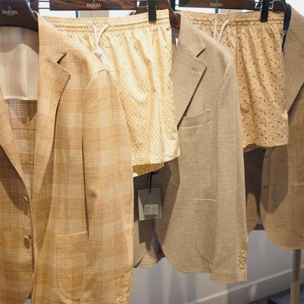 ライトグレーやライトベージュ等の穏やかなナチュラルカラーがトレンド色