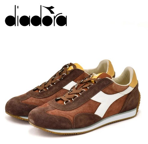 ディアドラ ヘリテージ Diadora Heritage スニーカーの写真です。 メンズでローカット EQUIPE SUEDE SW カーフスエードレザーです。 レッドブラウン×ダークブラウン 茶系 ラバーソールで、レースアップタイプです。