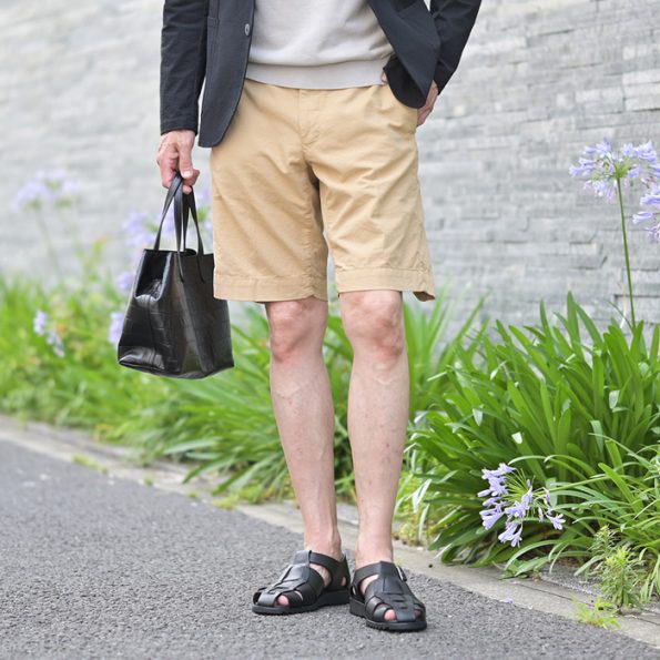 大人のデートの定番美術館へ行くハーフパンツコーデ
