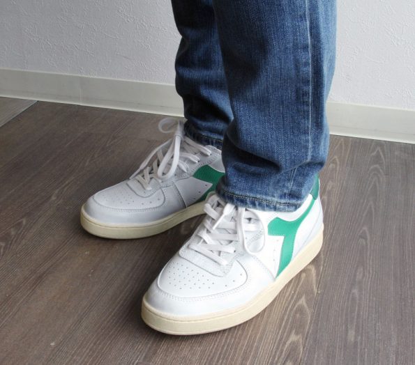 ディアドラ ヘリテージ Diadora Heritage のメンズ レザースニーカー の写真です。ユーズド加工されたローカットシューズ 色は ホワイト×グリーン モデルは、 MI BASKET ROW USED マイバスケット 