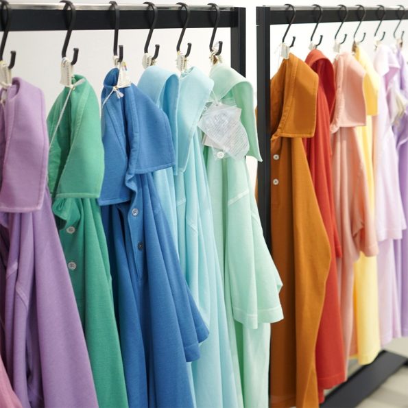 淡い色が中心な中、鮮やかなカラーのアイテムも展開されていました