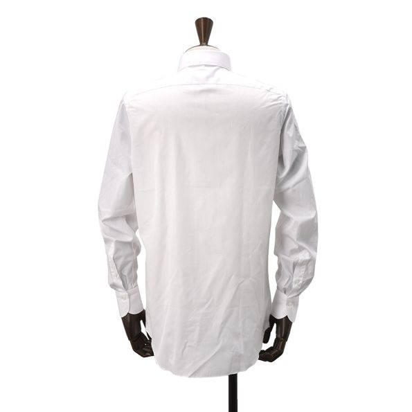 バックダーツの無いスッキリ仕立てと特別なパターニングのフィナモレシャツ