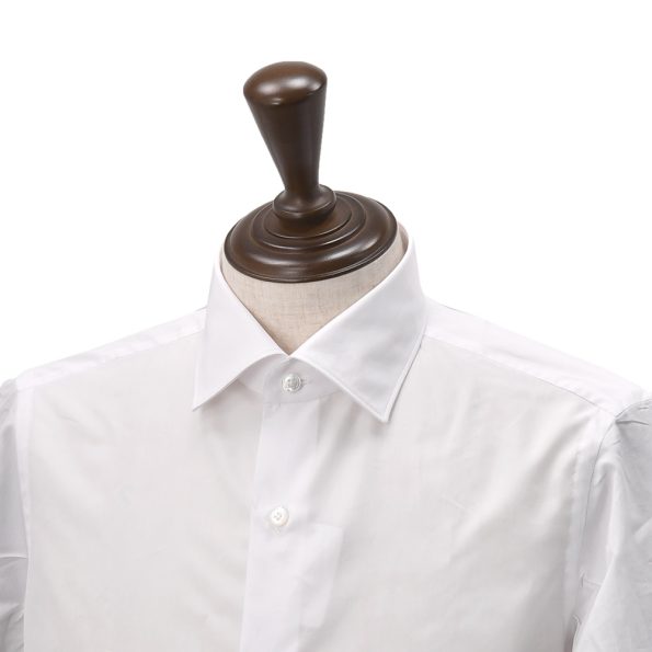 フィナモレの究極ホワイトドレスシャツの収まりの良い首回り